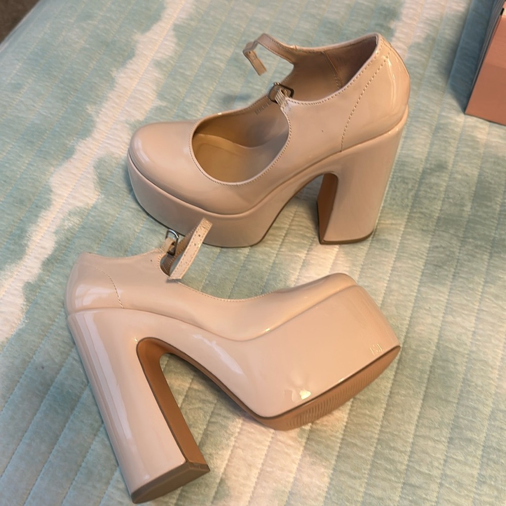 Dazzle Berlin Beige Platform Heels. 6.5
Brand New, Never been worn